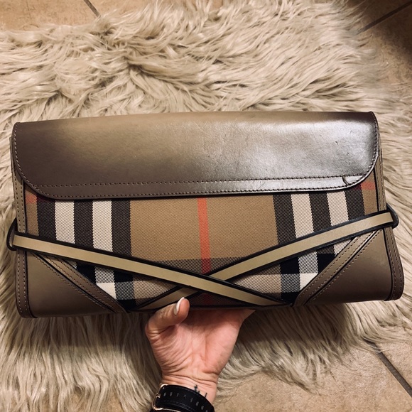 Burberry Handbags - Buberry clutch